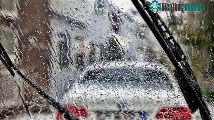 Nên thay mới cần gạt nước sau một năm hoạt động.