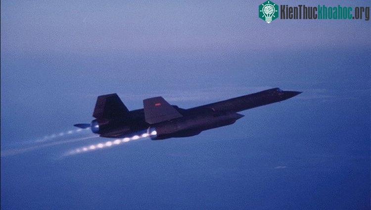 Khi SR-71 được đưa vào hoạt động ở Không Lực Hoa Kỳ, nó đã chứng minh khả năng bằng vận tốc bay không tưởng của mình: gấp 3,5 vận tốc âm thanh và bay ở tầm cao 26km. Xem thêm tại đây