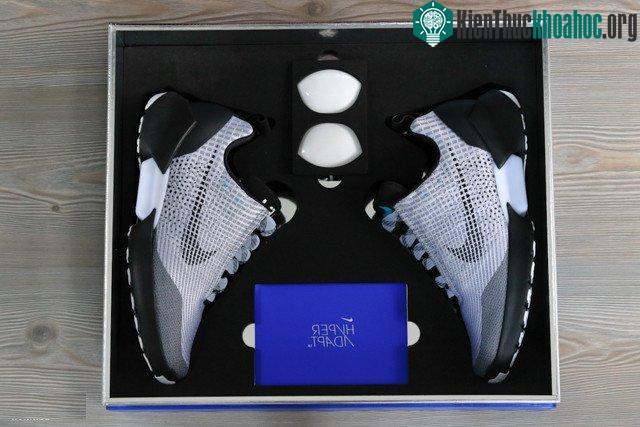 Trong hộp là "siêu phẩm" HyperAdapt 1.0 được xếp gọn gàng cùng bộ phụ kiện.