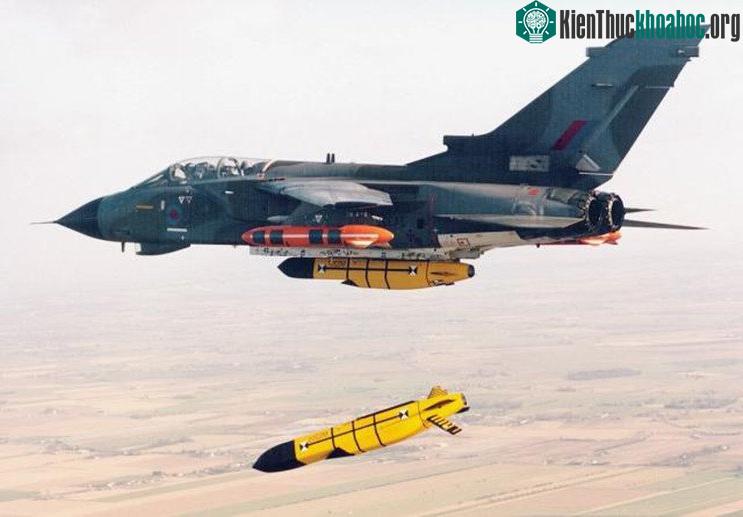 Tên lửa Storm Shadow có tầm bắn khoảng 500km, mang theo đầu đạn nặng 450kg.