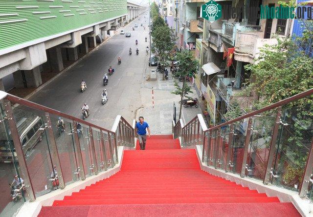 Chiều cao của lối đi từ mặt đất lên tương đương với một nhà ống 3 tầng.