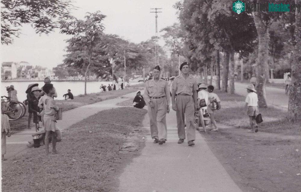 Bên hồ nước gần ga Gia Lâm.