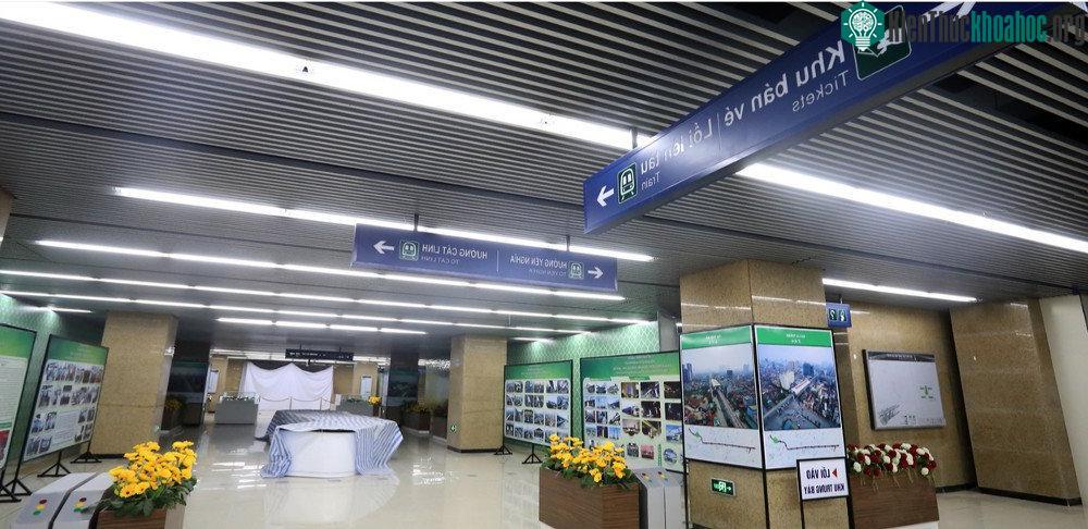 Tầng một khu nhà ga mẫu rộng hàng trăm mét vuông, được trưng bày nhiều tranh, ảnh liên quan đến dự án.