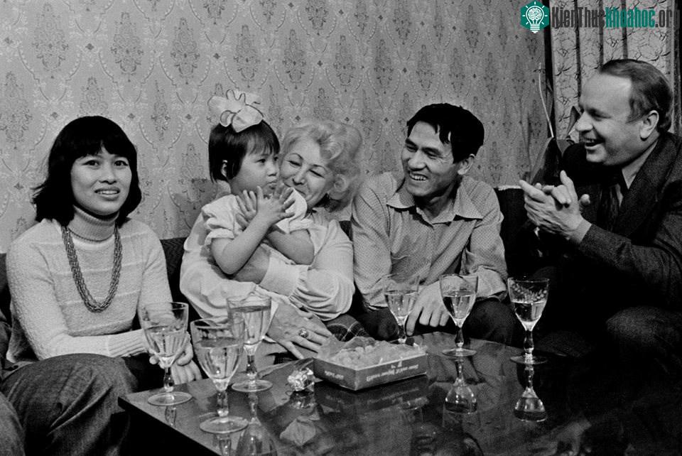 Trong ngày 22/6/1957, ông đạt cấp bậc phi công cao cấp.