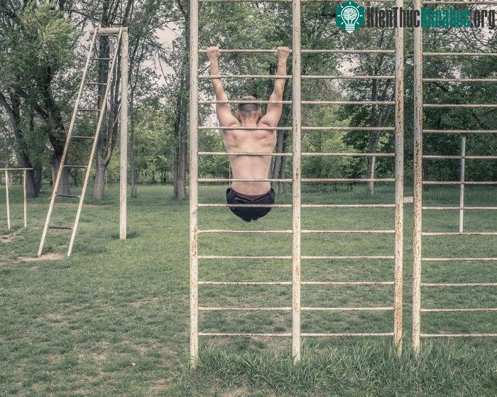 Andrey Smolenskiy năm nay 30 tuổi, việc làm mỗi ngày hầu như chỉ tập thể hình tại một phòng tập có từ thời Liên Xô