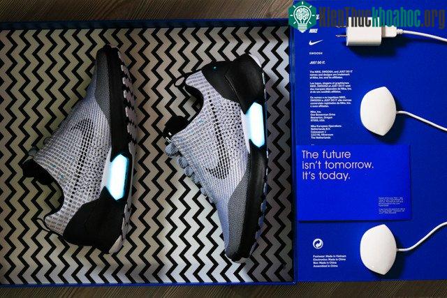 Đôi HyperAdapt 1.0 này có phối màu lấy cảm hứng từ ánh kim (Metallic Silver/White-Black), mã màu (Style Code: 843871-002).