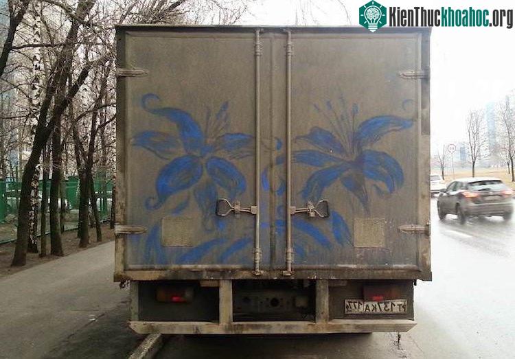 xe bị bùn bắn, bẩn từ nóc đến bánh xe đôi khi cũng không phải là điều tồi tệ