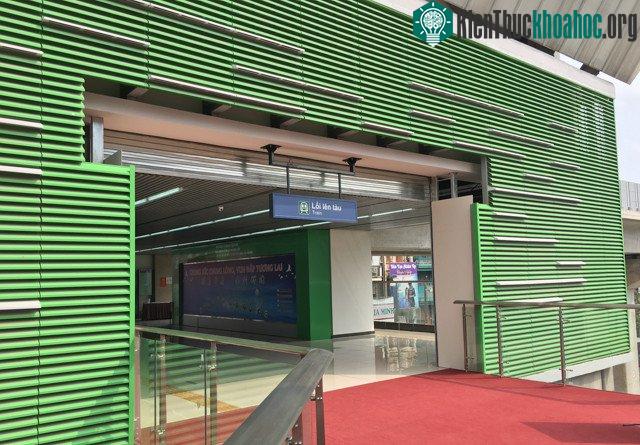 Lối vào khu trưng bày, sau khi hoàn thiện sẽ trở thành đường vào khu soát vé, có cầu thang lên tàu ở từ tầng hai.