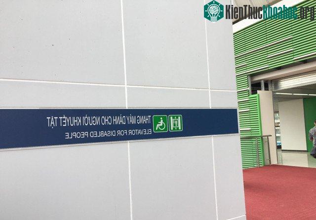Bên cạnh cầu thang bộ lên ga, còn có hệ thống thang máy dành cho người khuyết tật (đang thi công, chưa đưa vào sử dụng).