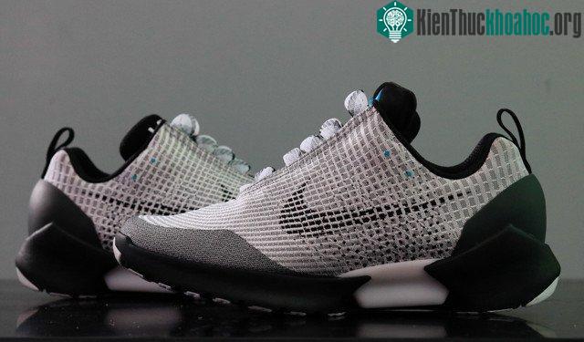Những yếu tố công nghệ hiện đại bậc nhất của Nike được ẩn trong thiết kế mạnh mẽ và phòng khoáng của HyperAdapt 1.0.