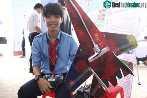 Nhận thấy địa phương thường xuyên xảy ra các đám cháy trong mùa hè, một học sinh miền núi tỉnh Thừa Thiên - Huế đã nghiên cứu và chế tạo ra máy bay thăm dò đám cháy. Xem thêm tại đây