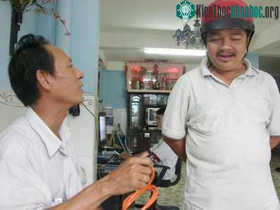 Ông thợ sửa xe với sáng chế keo tự vá ảnh 2
