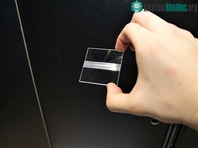 Nhựa chống phản xạ ánh sáng.