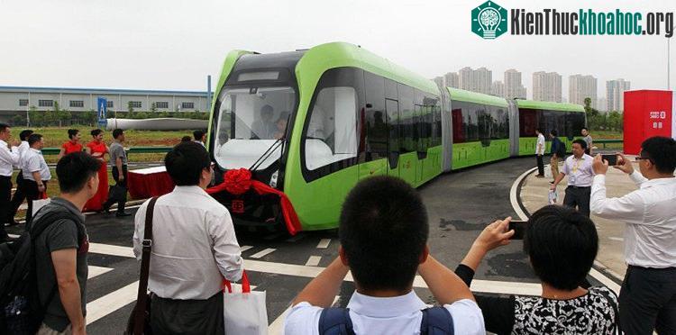 Tàu điện chạy trên "đường ray ảo" của Trung Quốc - (Ảnh: BP).