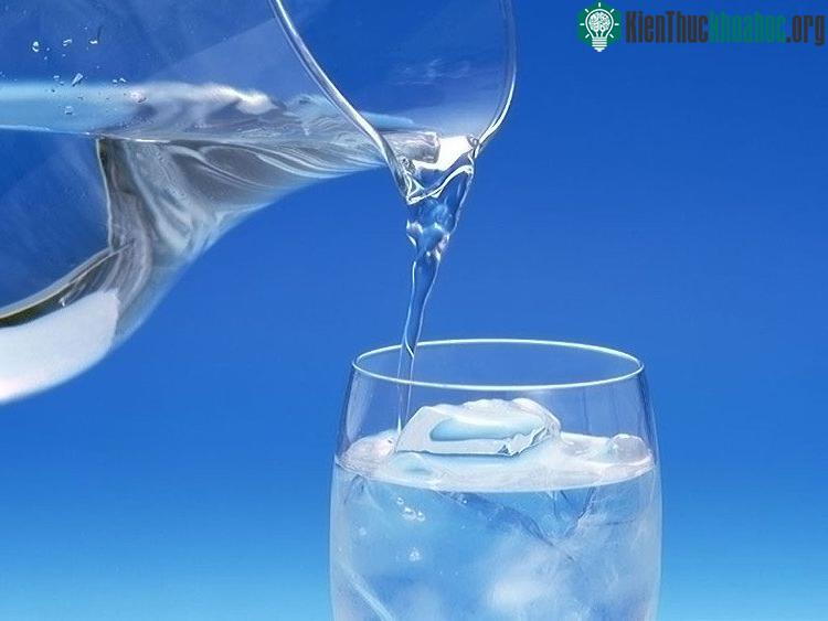 Vừa đi ngoài trời nắng về không thích hợp để uống các loại nước đá lạnh.