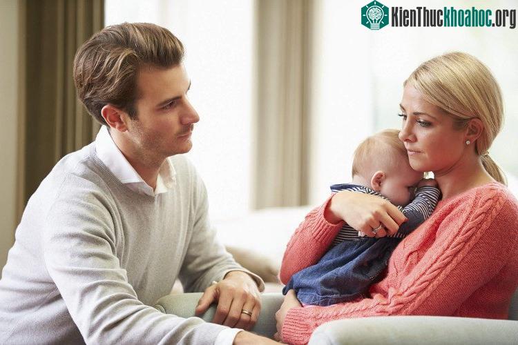Hãy tâm sự với mọi người để họ giúp bạn tháo gỡ những vướng mắc của bản thân.