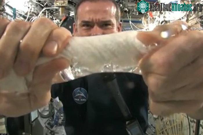 Phi hành gia Chris Hadfield đã cố gắng vắt nhưng chiếc khăn không thể khô hẳn.