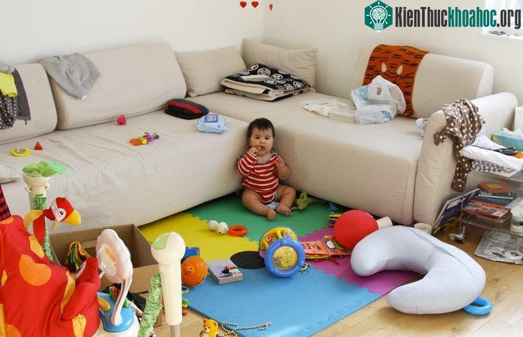 Thói quen để nhà cửa bừa bộn của chồng khiến người vợ dễ bị stress nặng.