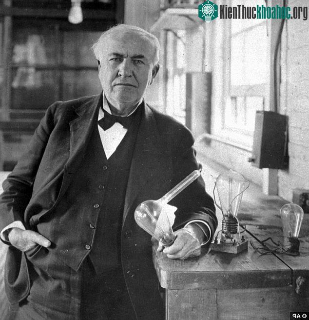 Thomas Edison cho ra đời bóng đèn điện đầu tiên tại phòng thí nghiệm ở New Jersey vào cuối những năm 1870.
