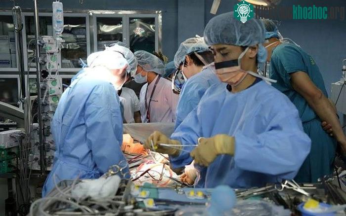Ca ghép phổi lần đầu tiên cho bệnh nhi kéo dài 11 giờ. (Ảnh: Bệnh viện cung cấp).