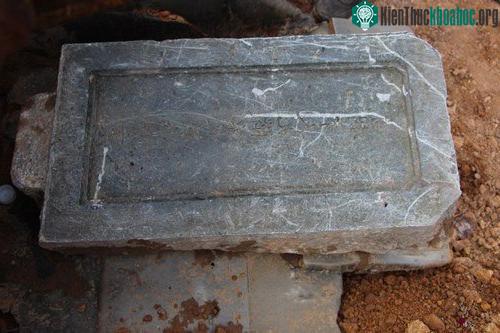 Tấm bia đá ghi tên, chức tước một bà vợ vua triều Nguyễn. (Ảnh: Võ Thạnh).
