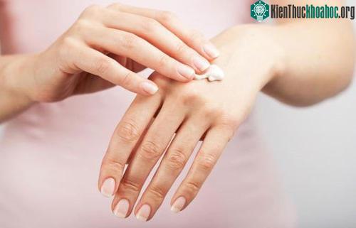 Nhận biết mỹ phẩm thật giả bằng cảm quan.