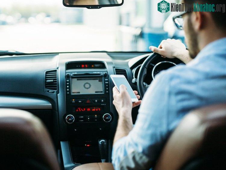 Người ta cứ phải kiểm tra xem thông báo mới nhất là gì, chính điều đó khiến tính mạng họ bị đe dọa khi lái xe.
