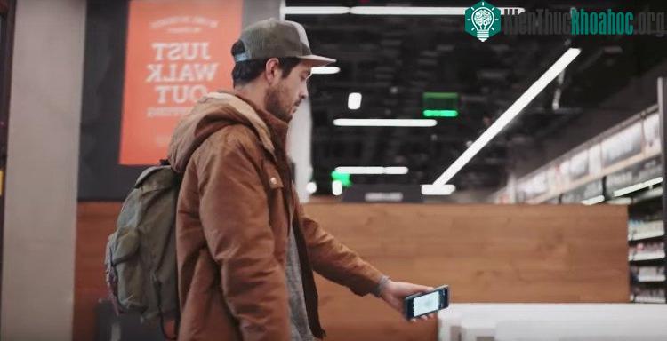 Khách hàng được vào cửa sau khi mở ứng dụng Amazon Go và quét lên cửa.