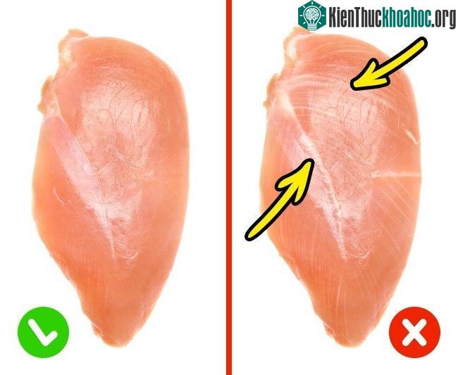 Bạn nên chọn thịt gà có màu hồng và không quá mềm.