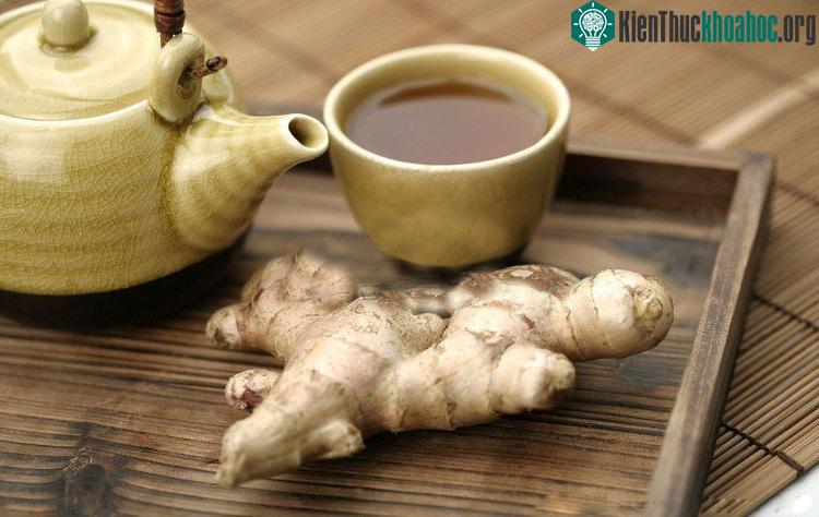 Uống nước trà gừng, cạo gió, hút giác… là phương pháp xử lý khi bị trúng gió.