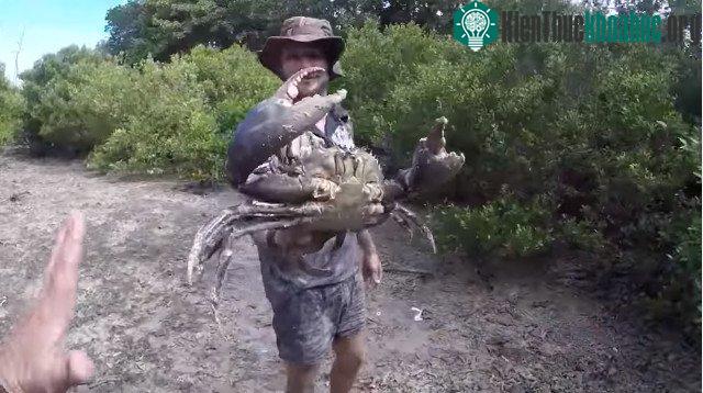 Beau Greaves khoe chiến lợi phẩm của mình.