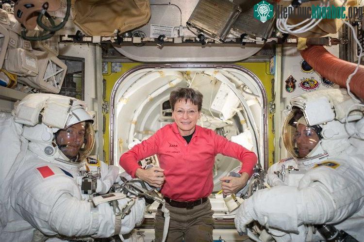 Nhà du hành vũ trụ Peggy Whitson (giữa), chỉ huy của NASA Shane Kimbrough (trái) và kĩ sư Thomas Pesquet (phải) trước khi "đi bộ" ra ngoài Trạm Vũ trụ Quốc tế (ISS) ngày 24/4. (Nguồn: EPA...