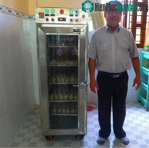 Ông Chu Khắc Minh và máy sấy tổ yến bằng không khí.