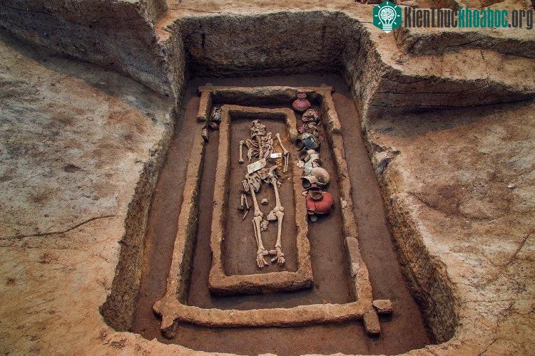 Một bộ hài cốt khai quật ở di chỉ Tiêu Gia. (Ảnh: Xinhua).