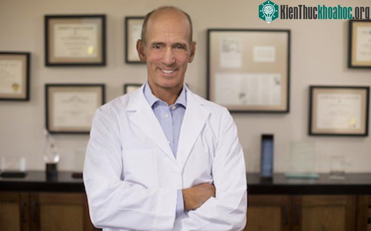 Tiến sĩ Mỹ Joseph Michael Mercola.