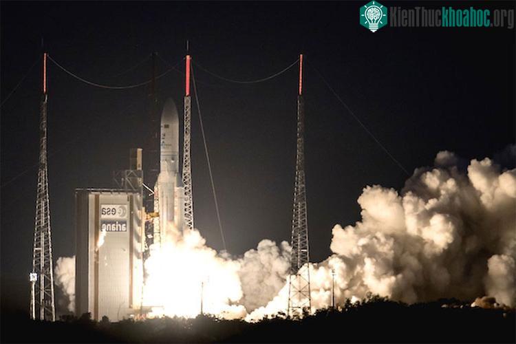 Tên lửa Ariane 5 mang theo vệ tinh địa tĩnh rời bệ phóng từ căn cứ vũ trụ Kourou tại Guyana ngày 5/5. (Nguồn: AFP/TTXVN).