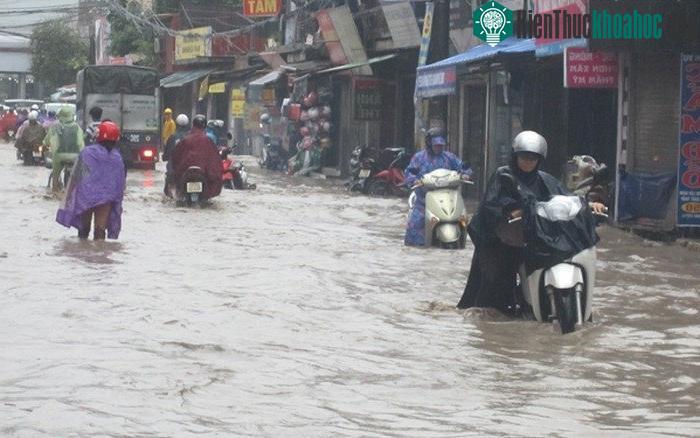 Những trận mưa lớn kéo dài gây ngập úng cục bộ khiến người dân đi lại rất khó khăn.