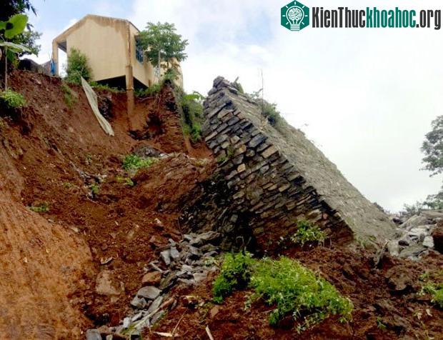 Sạt, lở đất phá hủy nhiều công trình phúc lợi xã hội ở xã Thèn Phàng, Xín Mần, Hà Giang. (Ảnh: Báo Hà Giang).
