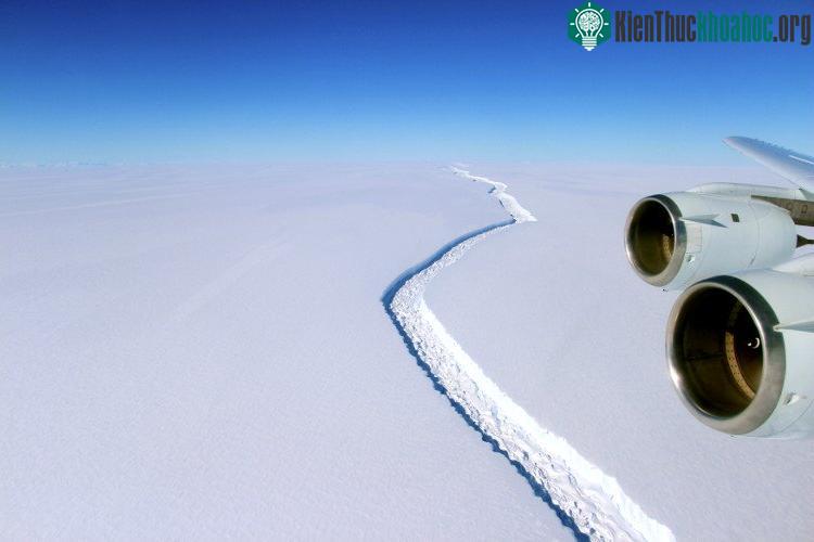 Vết nứt trên thêm thềm băng Larsen C dẫn đến sự tách rời. (Ảnh: AFP/Getty).