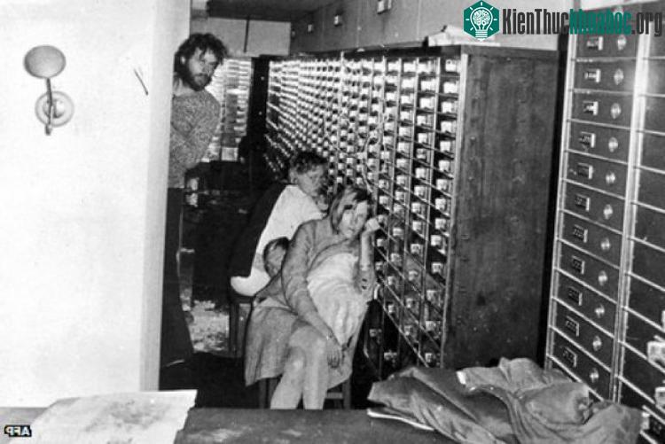 Các con tin bị giam giữ ở ngân hàng. (Ảnh: AFP).