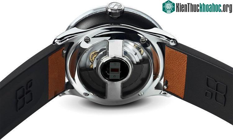 Đồng hồ này được bán với giá khởi điểm 438 USD.