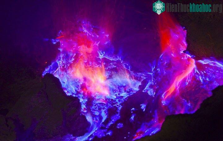 Lửa sulfur phát ra từ núi lửa.