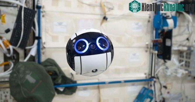 Int-Ball có đường kính khoảng 15cm.