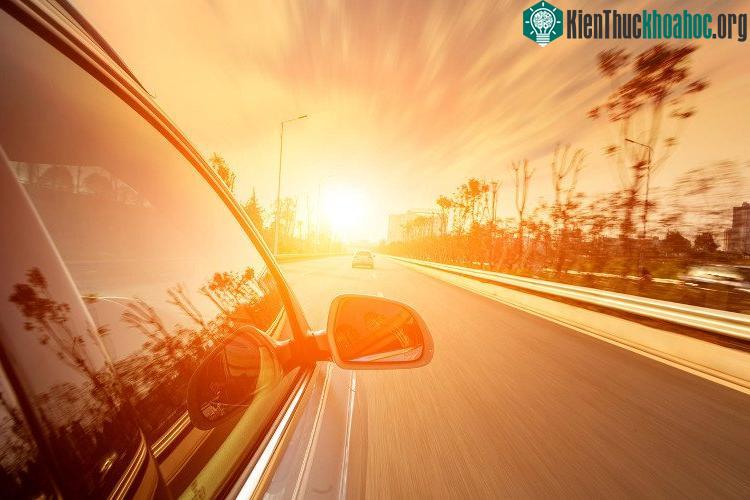 Cách này giúp tống không khí nóng ra ngoài qua cánh cửa sát ghế lái, vừa hút được không khí mát hơn vào xe qua cửa sổ được mở.