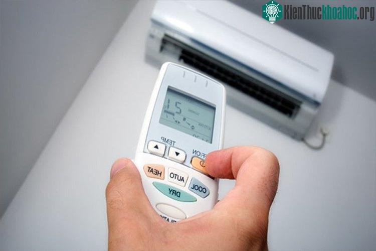 Dùng điều hòa với nhiệt độ thấp ngay sau khi đi ngoài trời nắng nóng về là một sai lầm lớn.