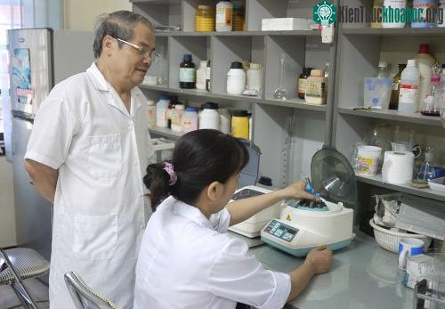 Tiến sĩ Tri cùng đồng nghiệp ở phòng thí nghiệm do ông lập nên. (Ảnh: NVCC.)