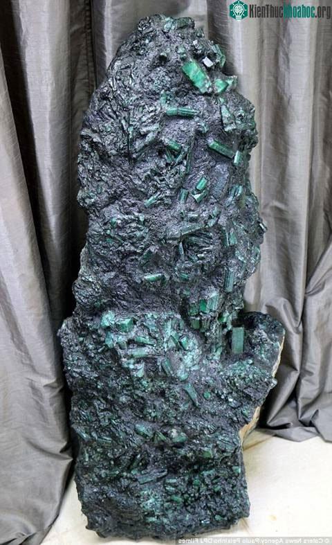 Khối đá nặng khoảng 360kg.