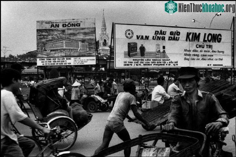 Trên đường Lê Quang Sung, phía xa là tháp chuông nhà thờ Cha Tam