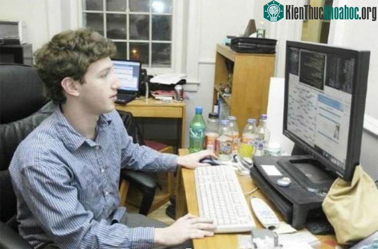 Mark Zuckerberg ghi danh vào trường trung học danh tiếng Phillips Exeter Academy ở New Hampshire.