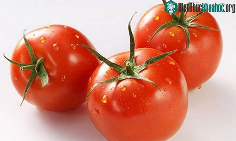 Dùng nước ép cà chua để ngậm rồi nuốt dần.